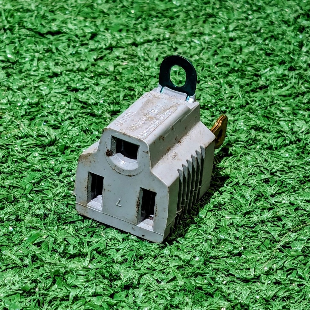 One Leviton 028-274 Polarized Electric Grounding Power Plug Adapter Gray EUC